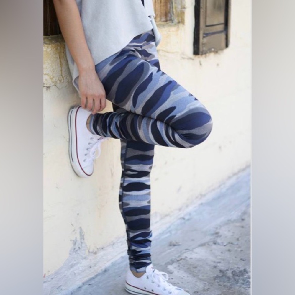 Lululemon Wunder Under Pant (Hi-Rise)
Mini Coast Camo Deep Navy Multi